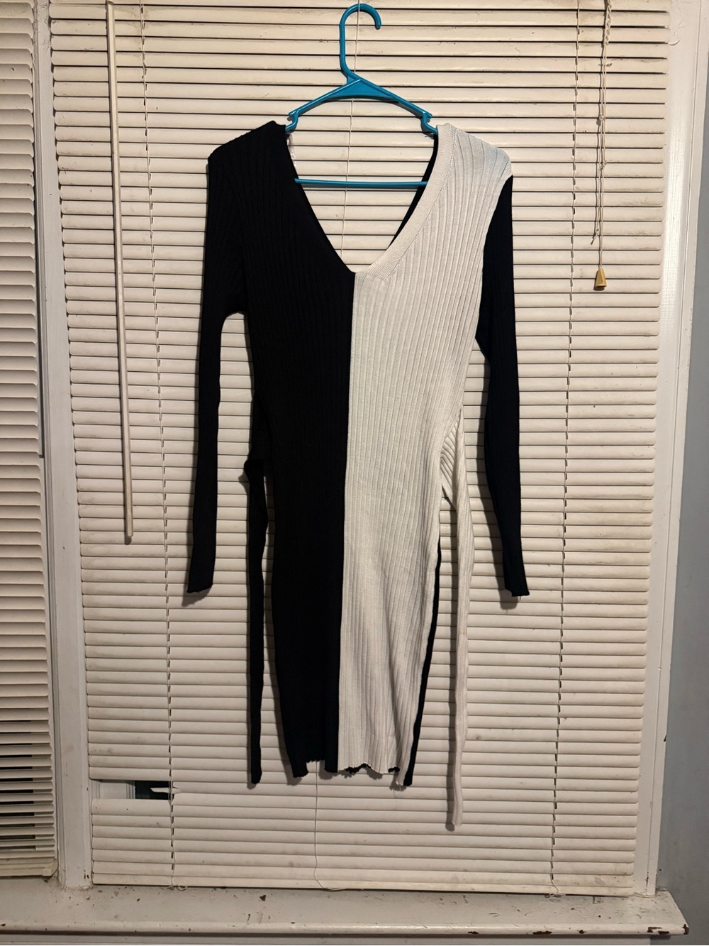 Fashion Nova Black and White Colorblock Ribbed V-Neck Long Sleeve Dress